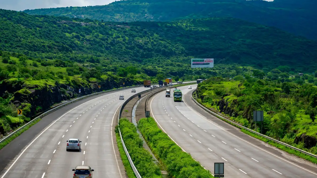 Premium Aura Taxi in Sambhajinagar for all road trips